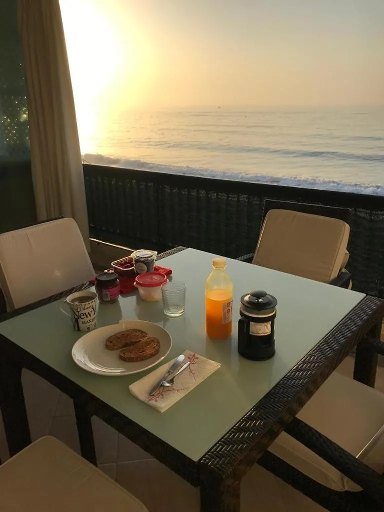 Magnificent Front Sea Views Apartment إِستيبونا
