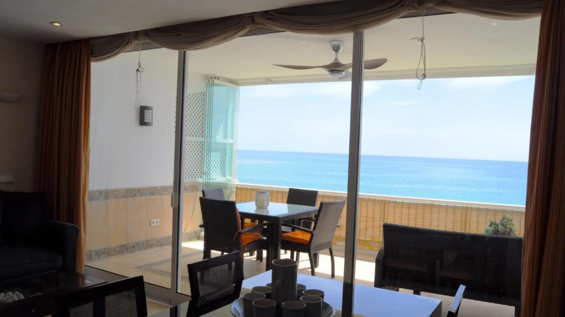 Magnificent Front Sea Views Apartment إِستيبونا 0*,  إسبانيا