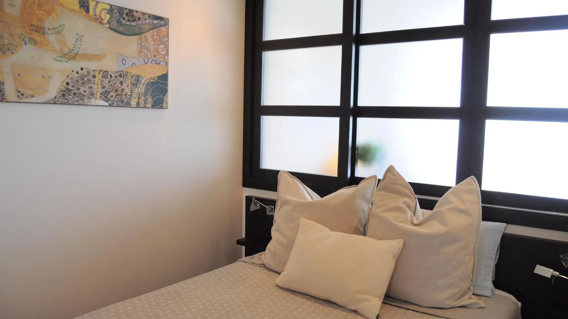 Magnificent Front Sea Views Apartment إِستيبونا